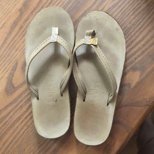 Women’s 7-7.5 tan rainbow sandals.